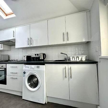 Massive 4 Bedroom Duplex Apartment - Sleeps Up To 10 People - Free Parking - 5 Minutes To The Best Beach! - Great Location - Fast Wifi - Smart Tv - Newly Decorated - Sleeps Up To 10! Close To Bournemouth & Poole Town Centre & Sandbanks 외부 사진