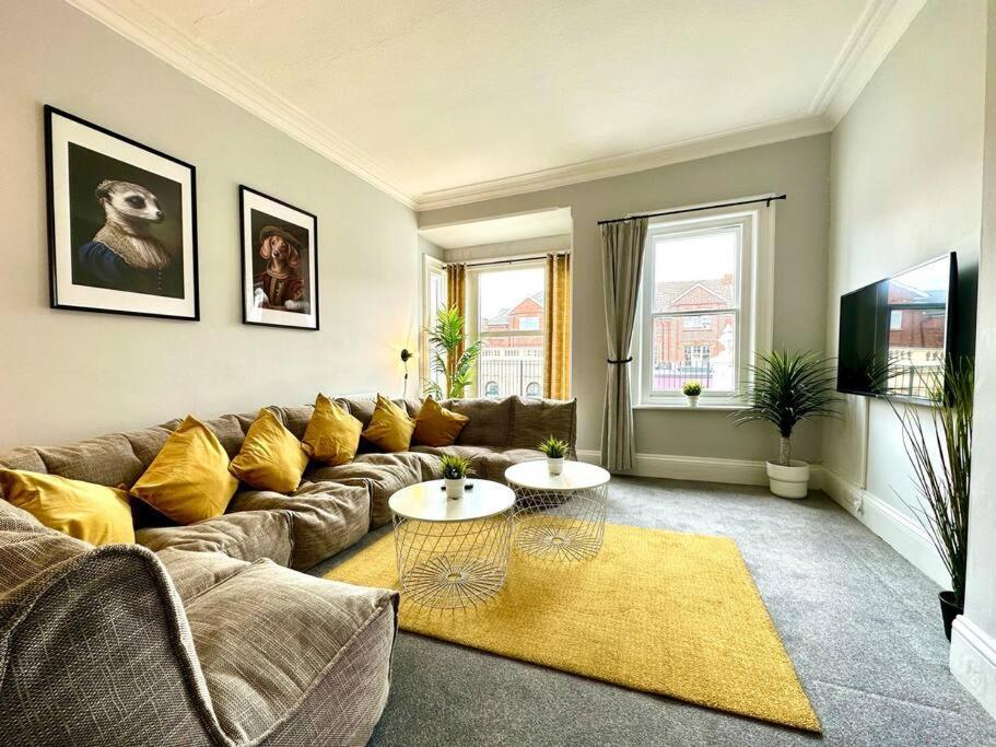 Massive 4 Bedroom Duplex Apartment - Sleeps Up To 10 People - Free Parking - 5 Minutes To The Best Beach! - Great Location - Fast Wifi - Smart Tv - Newly Decorated - Sleeps Up To 10! Close To Bournemouth & Poole Town Centre & Sandbanks 외부 사진