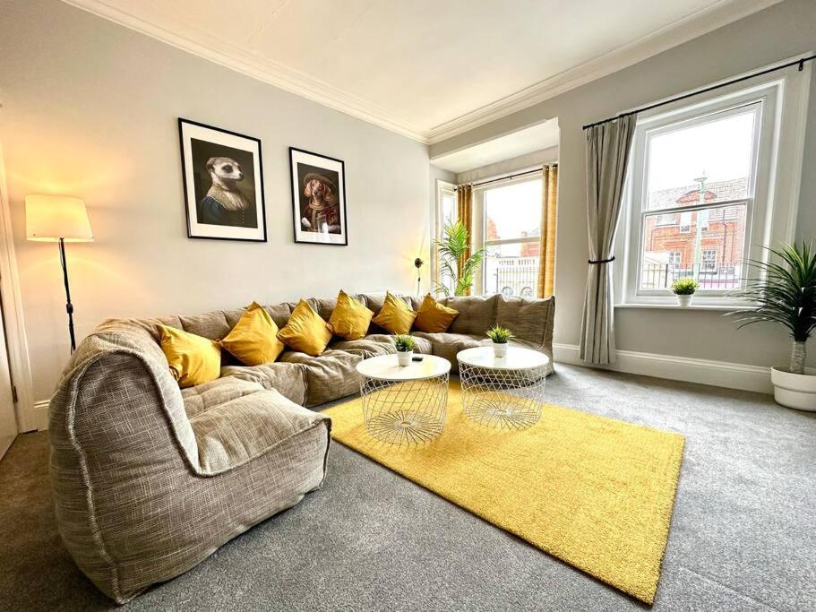 Massive 4 Bedroom Duplex Apartment - Sleeps Up To 10 People - Free Parking - 5 Minutes To The Best Beach! - Great Location - Fast Wifi - Smart Tv - Newly Decorated - Sleeps Up To 10! Close To Bournemouth & Poole Town Centre & Sandbanks 외부 사진