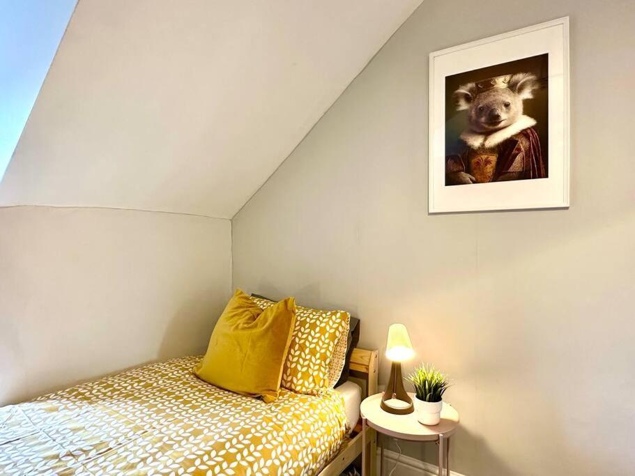 Massive 4 Bedroom Duplex Apartment - Sleeps Up To 10 People - Free Parking - 5 Minutes To The Best Beach! - Great Location - Fast Wifi - Smart Tv - Newly Decorated - Sleeps Up To 10! Close To Bournemouth & Poole Town Centre & Sandbanks 외부 사진