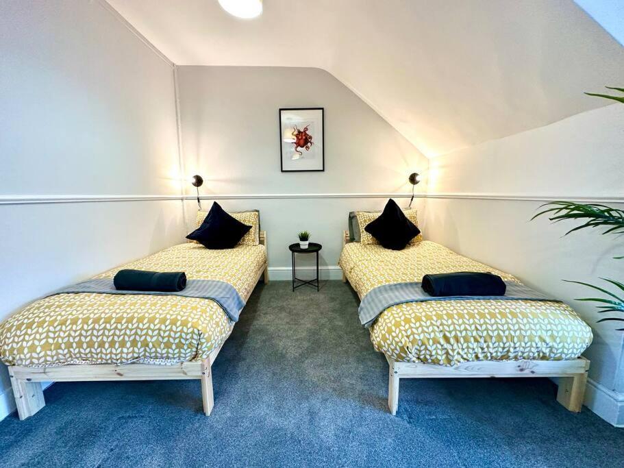 Massive 4 Bedroom Duplex Apartment - Sleeps Up To 10 People - Free Parking - 5 Minutes To The Best Beach! - Great Location - Fast Wifi - Smart Tv - Newly Decorated - Sleeps Up To 10! Close To Bournemouth & Poole Town Centre & Sandbanks 외부 사진
