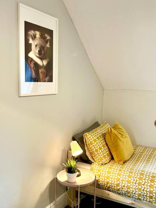 Massive 4 Bedroom Duplex Apartment - Sleeps Up To 10 People - Free Parking - 5 Minutes To The Best Beach! - Great Location - Fast Wifi - Smart Tv - Newly Decorated - Sleeps Up To 10! Close To Bournemouth & Poole Town Centre & Sandbanks 외부 사진