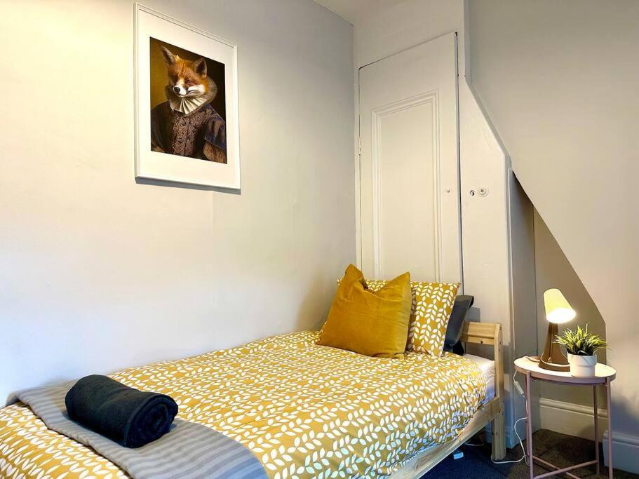 Massive 4 Bedroom Duplex Apartment - Sleeps Up To 10 People - Free Parking - 5 Minutes To The Best Beach! - Great Location - Fast Wifi - Smart Tv - Newly Decorated - Sleeps Up To 10! Close To Bournemouth & Poole Town Centre & Sandbanks 외부 사진