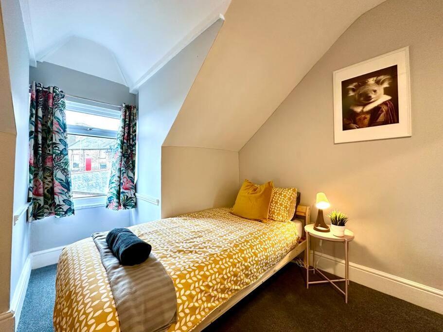 Massive 4 Bedroom Duplex Apartment - Sleeps Up To 10 People - Free Parking - 5 Minutes To The Best Beach! - Great Location - Fast Wifi - Smart Tv - Newly Decorated - Sleeps Up To 10! Close To Bournemouth & Poole Town Centre & Sandbanks 외부 사진