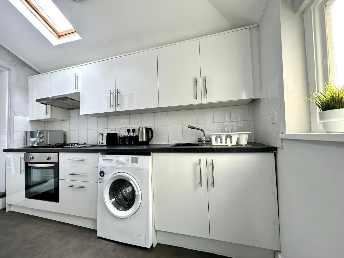 Massive 4 Bedroom Duplex Apartment - Sleeps Up To 10 People - Free Parking - 5 Minutes To The Best Beach! - Great Location - Fast Wifi - Smart Tv - Newly Decorated - Sleeps Up To 10! Close To Bournemouth & Poole Town Centre & Sandbanks 외부 사진